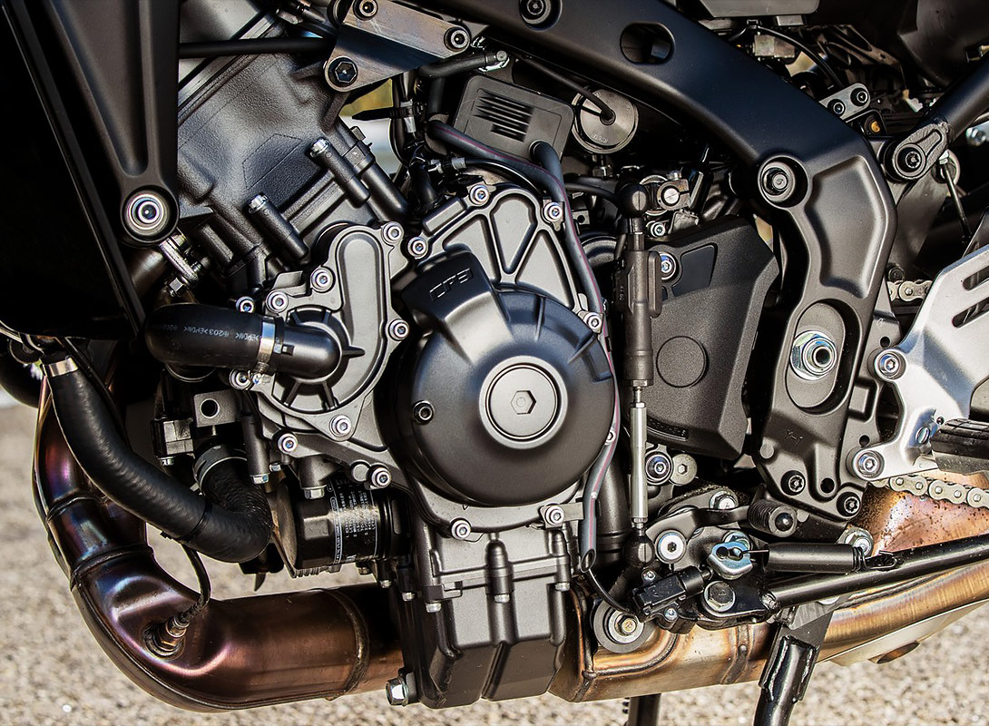 VMAX Unitized Rider & Machine. 洋書　i1 2025 NEW Yamaha VMAX Just Dropped — A Ruthless Beast Cloaked
