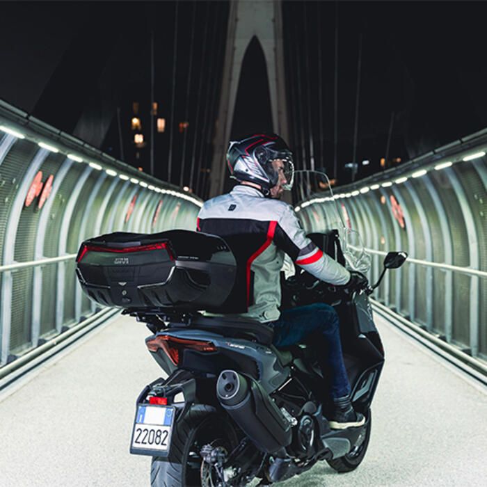 GIVI MAXIA-5 V58NN LED付き（E249） Givi V58 Maxia 5 Top Case | FortNine