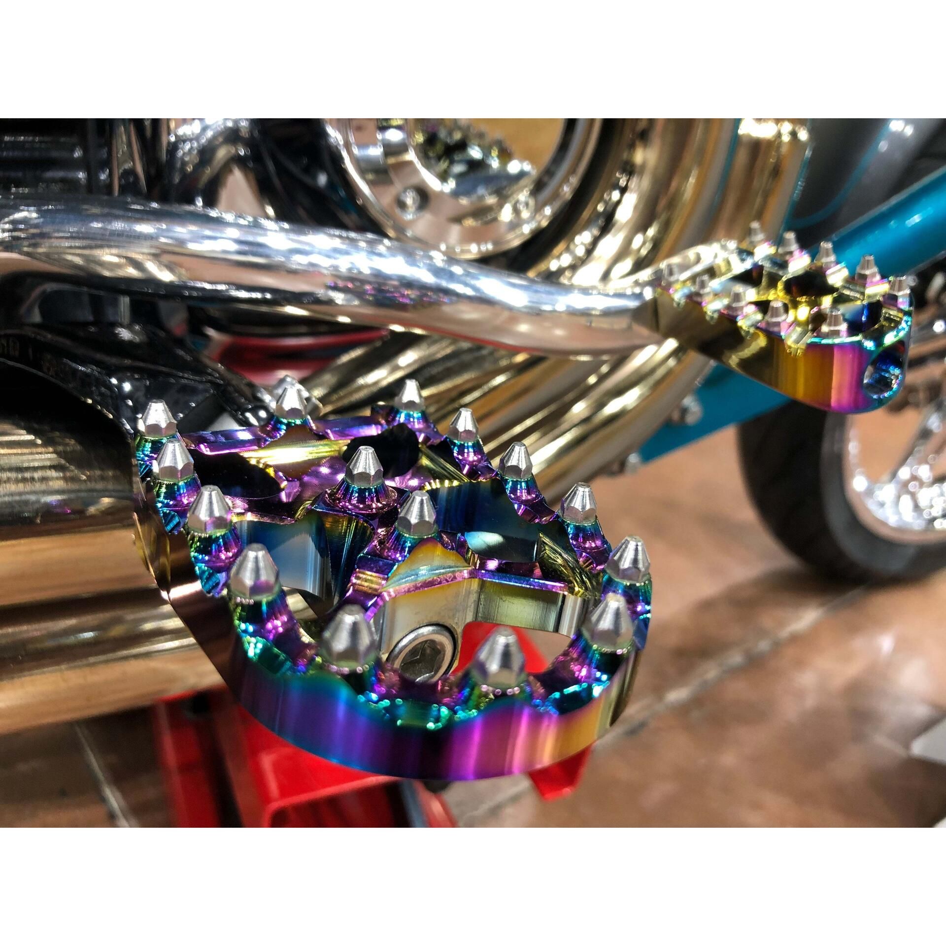FLO Motorsports V2 MX ジェットフューエル Flo Motorsports V2 MX Style Footpegs - Jet Fuel - FPEG-800JET